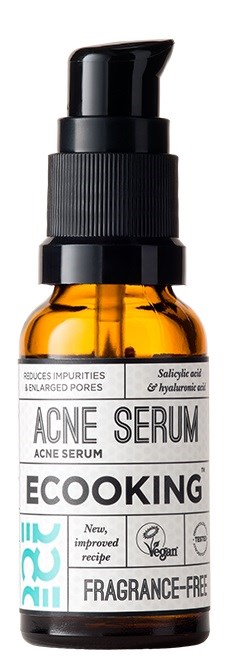 Kleine Glasflasche mit Pumpe, beschriftet als Akne Serum. Duftfrei und vegan. Für Hautpflege.