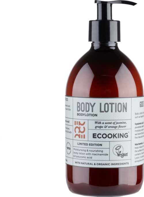 Eine braune Flasche mit Pumpspender, gekennzeichnet als Körperlotion mit Dufthölz- und Orangenblumen.