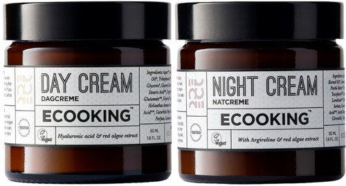 Två burkar med hudvårdskräm märkta för dag- och nattanvändning, med ingredienser och varumärkesdetaljer på etiketterna.