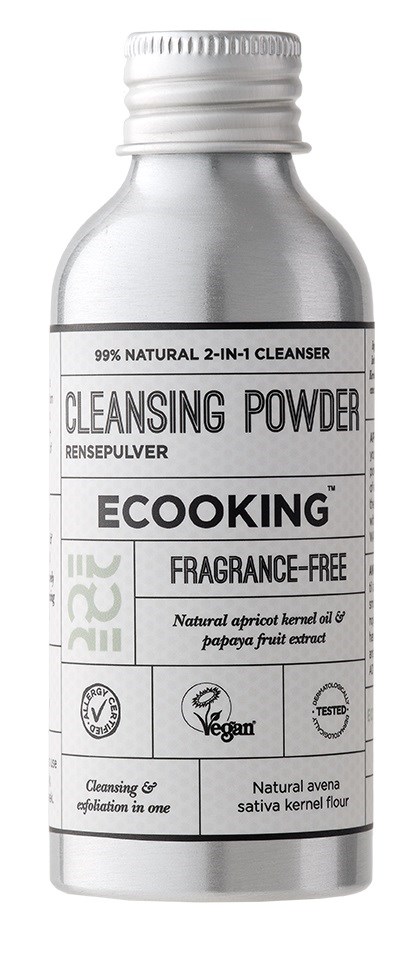 Een kleine grijze fles met 'Cleansing Powder' label, bevat natuurlijke ingrediënten, vegan, geurvrij en milieuvriendelijk.