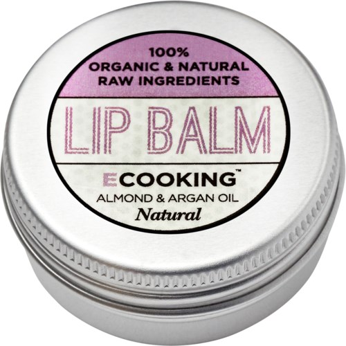 Een kleine ronde container met een label over biologische, natuurlijke ingrediënten voor lippenbalsem, gemaakt met amandel- en arganolie.