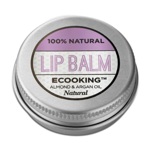 Een zilverkleurige ronde container met een paars en wit label, reclameert voor 100% natuurlijke lippenbalsem met amandel- en arganolie.