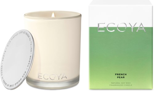 Een witte kaars met deksel, naast een groen-wit doosje met 'ECOYA' erop.