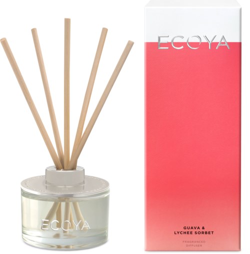 Een glazen diffuser met stokjes en een roze doos gemarkeerd Ecosy, die een guave en lychee geur promoot.