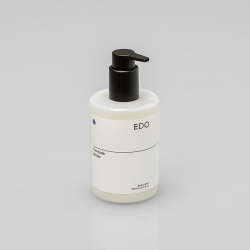 Eine weiße Flasche mit schwarzen Pumpkopf, beschriftet EDO, steht auf grauem Hintergrund.
