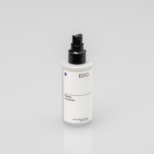 Eine weiße Flasche mit schwarzem Sprühkopf, beschriftet 'EDO' und kleiner Text.
