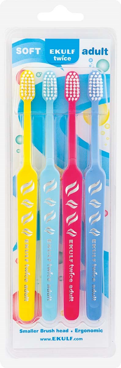 Vier kinder tandenborstels in geel, lichtblauw, roze en blauw met zachte borstelharen en ergonomische handvatten in doorzichtig verpakking.