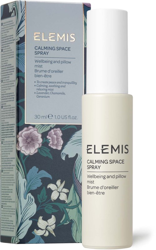Biała butelka sprayu z etykietą "Calming Space Spray" i kwiatowym wzorem, przeznaczona do relaksu i wsparcia snu.
