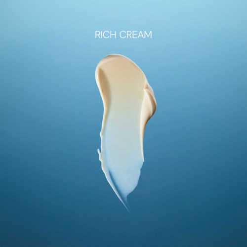 Ein Klecks Sahne mit Farbverlauf von Weiß zu Blau auf blauem Hintergrund, benannt Rich Cream.