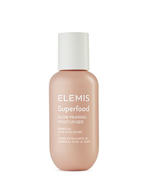 Eine rosa Flasche mit weißem Deckel, beschriftet 'Elemis Superfood Glow Priming Moisturiser,' steht vor weißem Hintergrund.