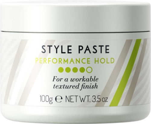 En hvit krukke med grønne og grå detaljer, merket som style paste for teksturert finish, veier 100g.