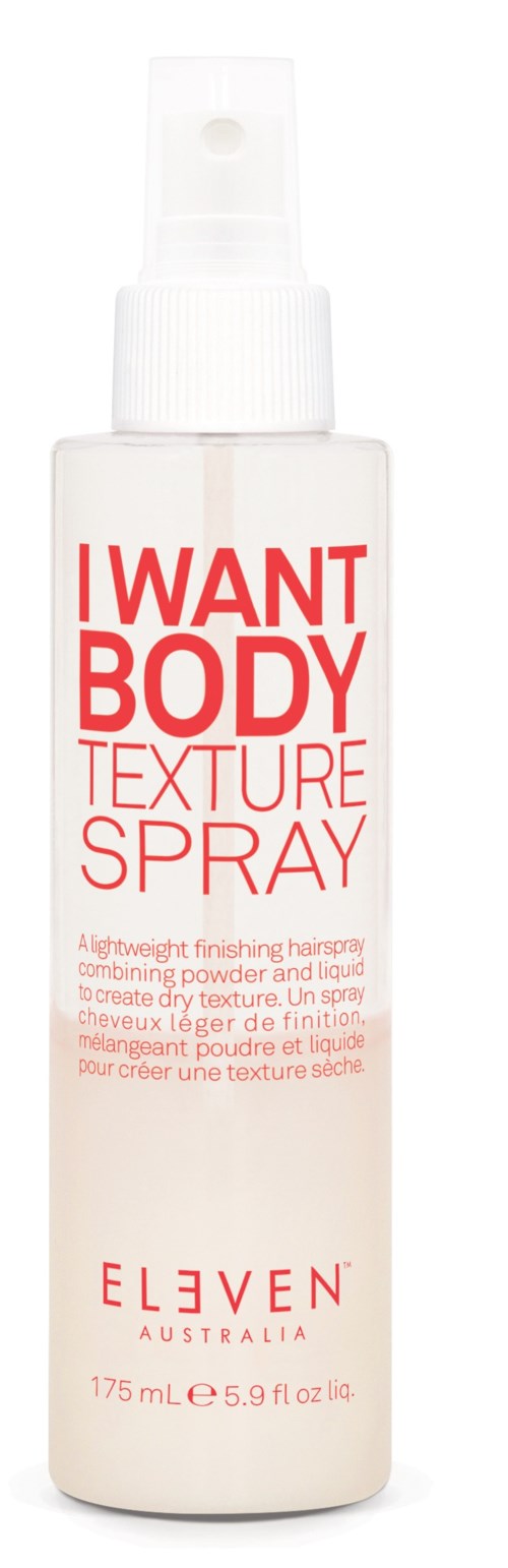 En vit sprayflaska märkt "I WANT BODY TEXTURE SPRAY" med röd och rosa text, innehåller 175 ml.