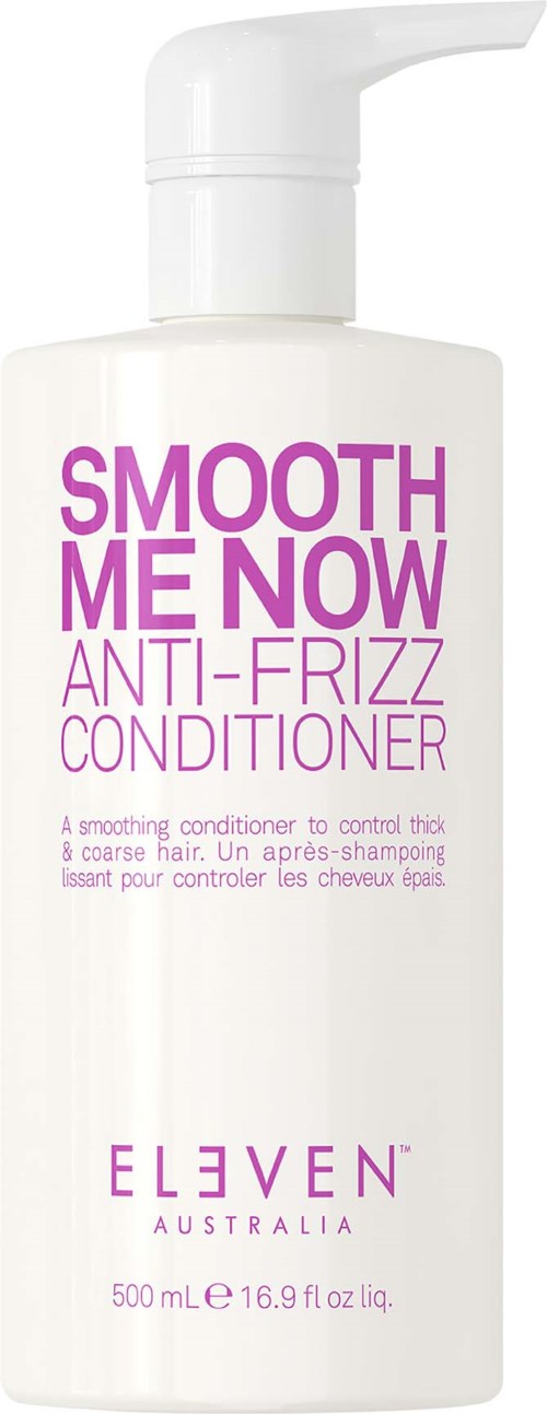 Eine weiße Flasche mit Pumpe, beschriftet "SMOOTH ME NOW ANTI-FRIZZ CONDITIONER" in lila Buchstaben. Enthält 500ml Conditioner.
