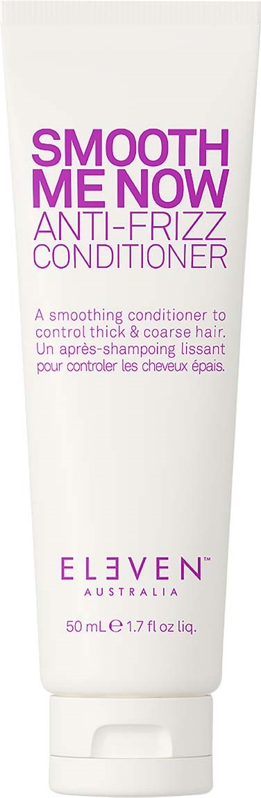 Eine weiße Tube mit Conditioner, pinkem und lilafarbenem Text, gekennzeichnet als 'SMOOTH ME NOW' für Anti-Frizz.