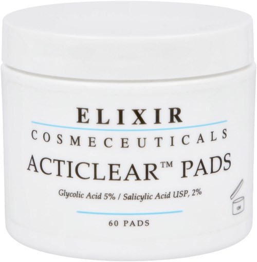 En vit behållare med lock, märkt "ELIXIR COSMECEUTICALS ACTICLEAR PADS." Den innehåller 60 pads för hudvård.