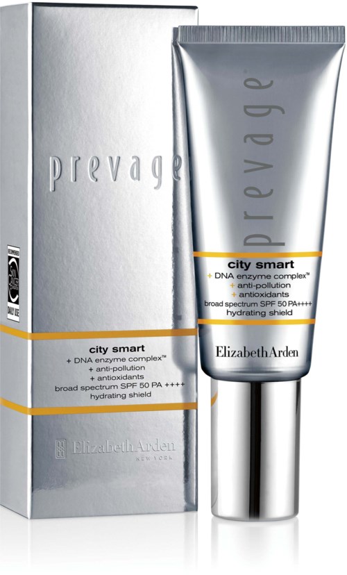 En sølvtube og eske med Elizabeth Arden Prevage City Smart hudpleie, nevner DNA-enzymkompleks og SPF 50.