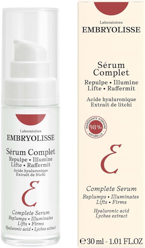 Et hudpleieprodukt med en hvit pumpeflaske og en beige eske. Merkingen nevner at det er et komplett serum med hyaluronsyre.