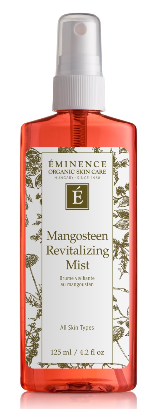 Punainen suihkepullo, jossa on etiketti Eminence Mangosteen Revitalizing Mist kaikille ihotyypeille.