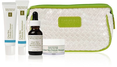 Hudvårdsprodukter med en väska, inklusive krämer, serum och ansiktsmask, är placerade tillsammans.