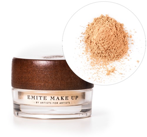 Een kleine glazen pot met losse poeder en een bruine dop. De pot is transparant met de tekst: 'EMITE MAKE UP'. Het poeder is lichtbruin.