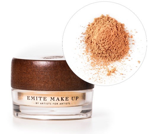 Een kleine doorzichtige pot met een bruin deksel bevat make-up poeder, getoond in close-up, in een ronde inset.