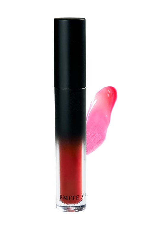 Een lipglossfles met zwarte dop, rode inhoud en een roze glans ernaast.