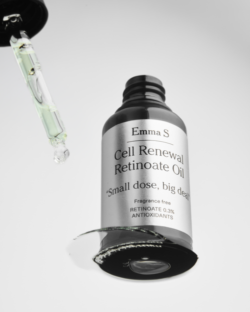 Svart flaska med Emma S Cell Renewal Retinoate Oil och droppare, visar att den är parfymfri och innehåller antioxidanter.