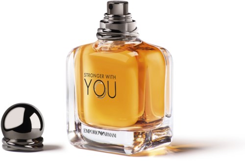 Eine Glasparfümflasche mit dem Label "Stronger with You" von Emporio Armani mit schwarzem Deckel daneben.