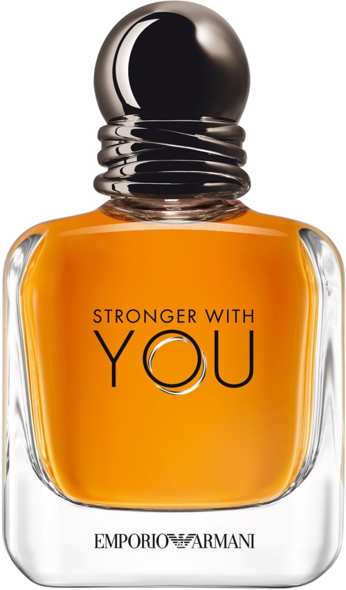 Ein Parfümflasche mit orangefarbener Flüssigkeit, schwarzem Deckel und Superman-Logo mit Text 'Stronger With You'.