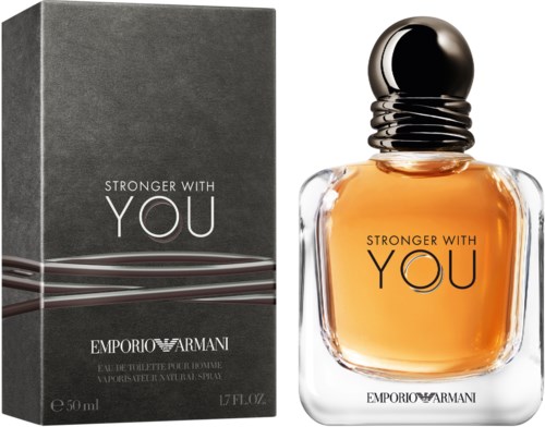 Ein Parfümflasche und eine Box mit den Worten "Stronger with You" und "Emporio Armani" sind zu sehen.