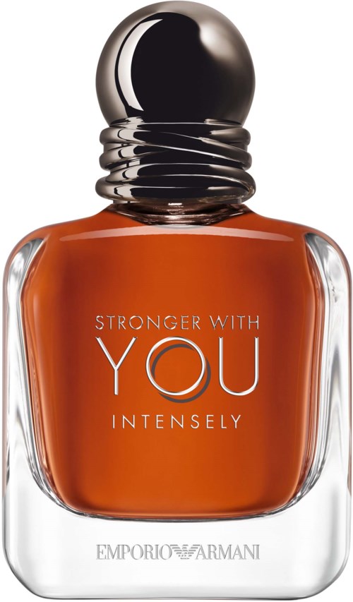 Ein Parfümflasche mit orangefarbiger Flüssigkeit, silberner Kappe und der Aufschrift 'Stronger With You Intensely' von Emporio Armani.