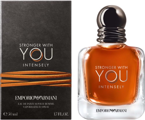 Ein Parfümflasche mit orangefarbener Flüssigkeit und einer schwarzen Schachtel mit "Stronger with You Intensely".