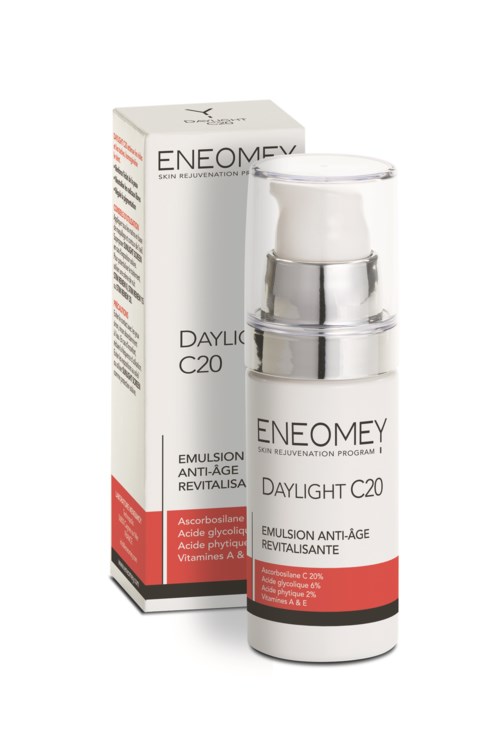Kleine witte fles met pomp en zilveren band, naast een witte verpakking, gemarkeerd ENEOMEY Daylight C20 anti-verouderingsemulsie.