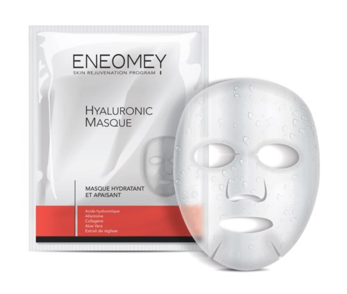 Een witte verpakking met label ENEOMEY Hyaluronic Masque naast een duidelijke gezichtsmasker.