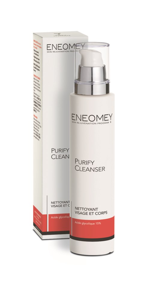 Een witte fles met pomp, gelabeld 'Eneomey Purify Cleanser,' naast de doos. Het is een huidreinigingsproduct.
