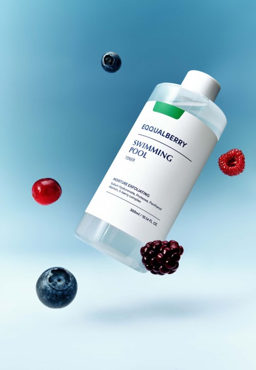 Een fles met 'EQUALBERRY Swimming Pool' label zweeft tegen een blauwe achtergrond, omringd door bessen.