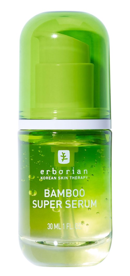 Pieni vihreä pullo, jossa on pumppu, sisältää bambun ihonhoitoseerumia, merkittynä 'erbitarian Bamboo Super Serum.'