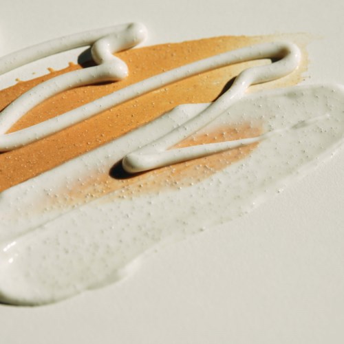 Eine einfache Make-up-Linie mit weißen und orangefarbenen Tönen, dekoriert mit welliger weißer Creme oder Kleber.