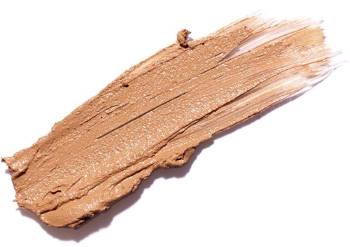 Krämig, beige sminkprodukt spridd i ett streck på vit bakgrund.