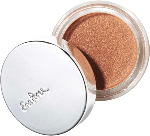 Een klein ronde open container met een bronzegekleurde cosmeticaproduct, met een glimmende zilveren deksel in de buurt.