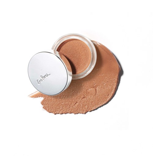 Een ronde container met pressed poeder en een zilveren deksel, gedeeltelijk open, met beige make-up op witte achtergrond.