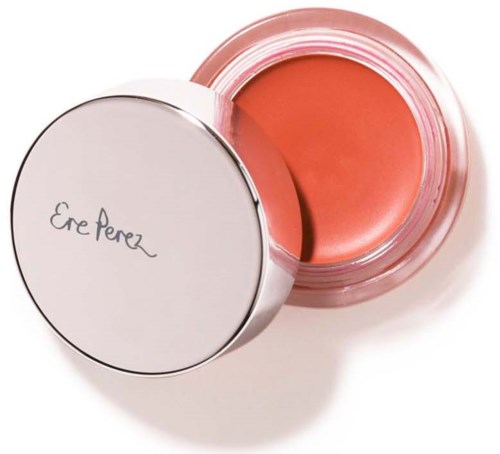 Een kleine ronde container met een witte deksel en roze blush erin. De container heeft een handtekening op de deksel.