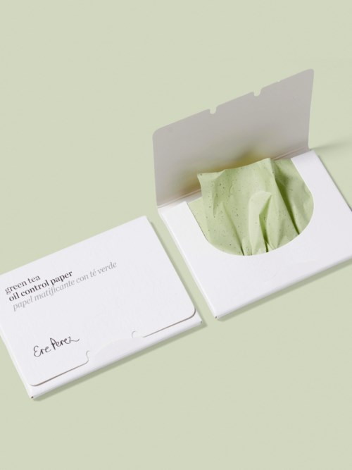 Eine Schachtel mit grünem Tee Öl-Kontrollpapier, ein Papier wird teilweise herausgezogen.