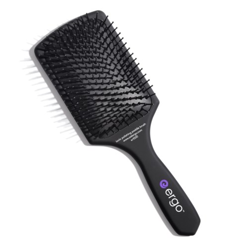 Eine schwarze Haarbürste mit breiten Borsten und einem Griff, auf dem "ergo" steht.