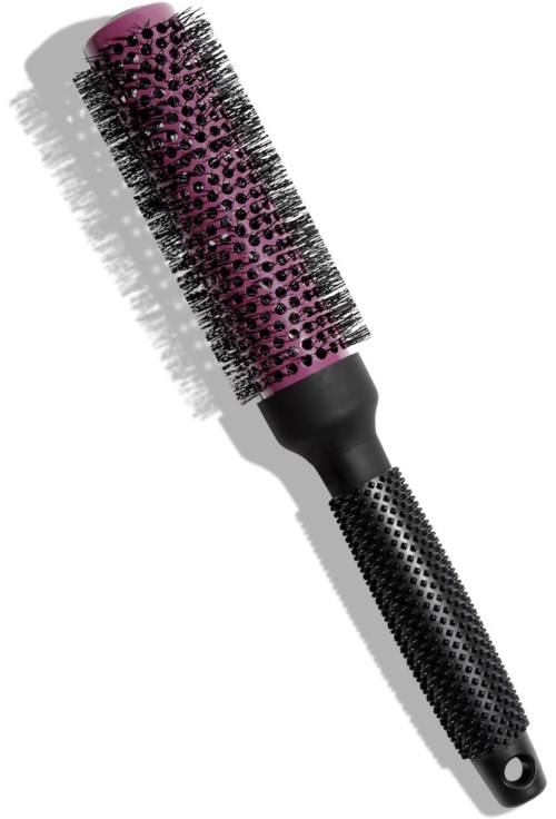 Eine rosa und schwarze runde Haarbürste mit kleinen Löchern und einem strukturierten Griff. Die Bürste ist nach links geschattet.