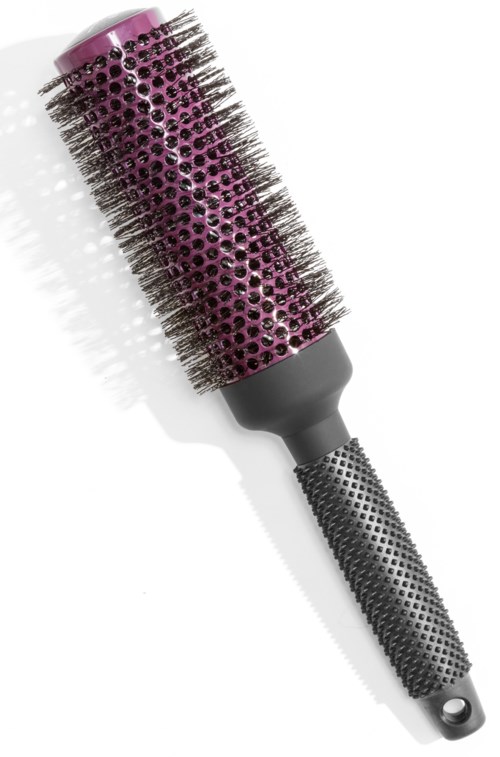 Eine runde Haarebürste mit rosa und schwarzen Farben, Metallborsten und einem strukturierten Griff.