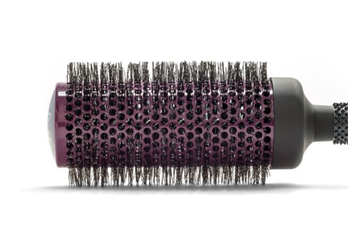 Eine runde Haarbürste mit einem lila Körper und schwarzen Borsten, für das Styling von Haaren.