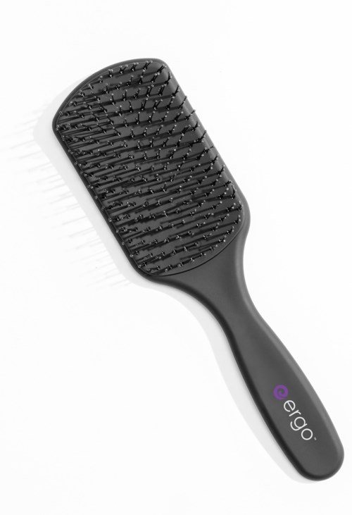 Eine schwarze Haarbürste mit breitem Griff und harten Borsten, Marke 'ergo' auf dem Griff.