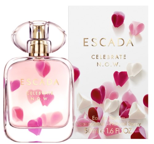 Een parfumfles met roze en witte hartvormige decoraties en een label dat ESCADA Celebrate N.O.W. promoot.