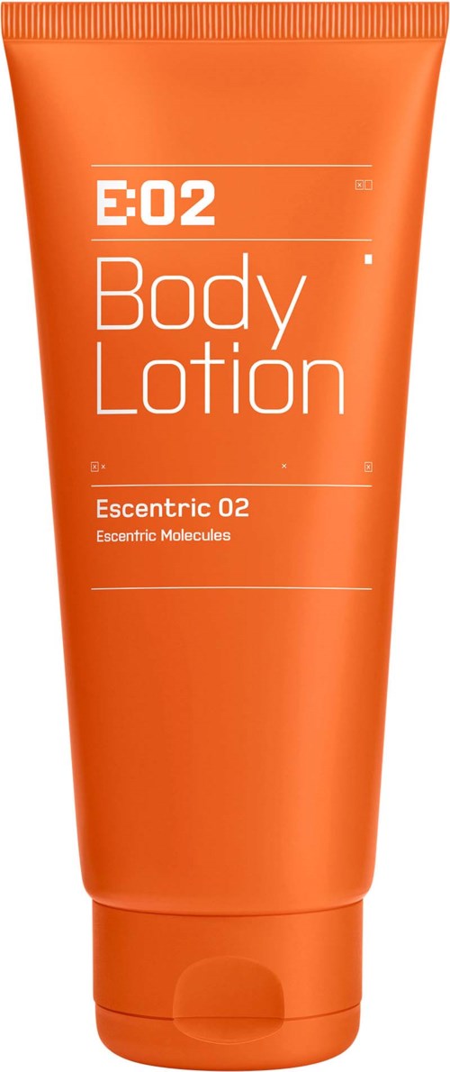 Orangene Tube mit weißem Text, beschriftet "E:02 Body Lotion" und "Escentric 02".